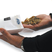 insertion des objets en or dans l'enveloppe